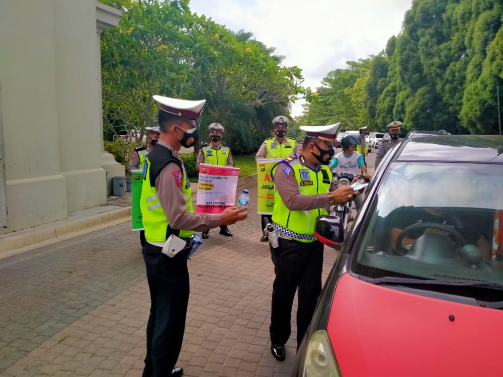 Kasat Lantas membagikan masker
