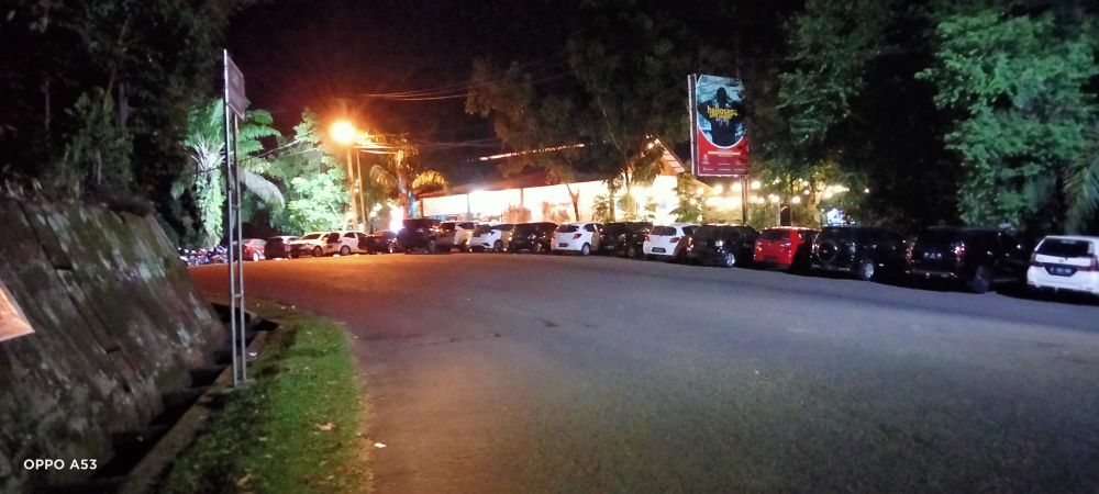 Deretan kendaraan berjejer rapi di cafe hellosapa pada malam hari.