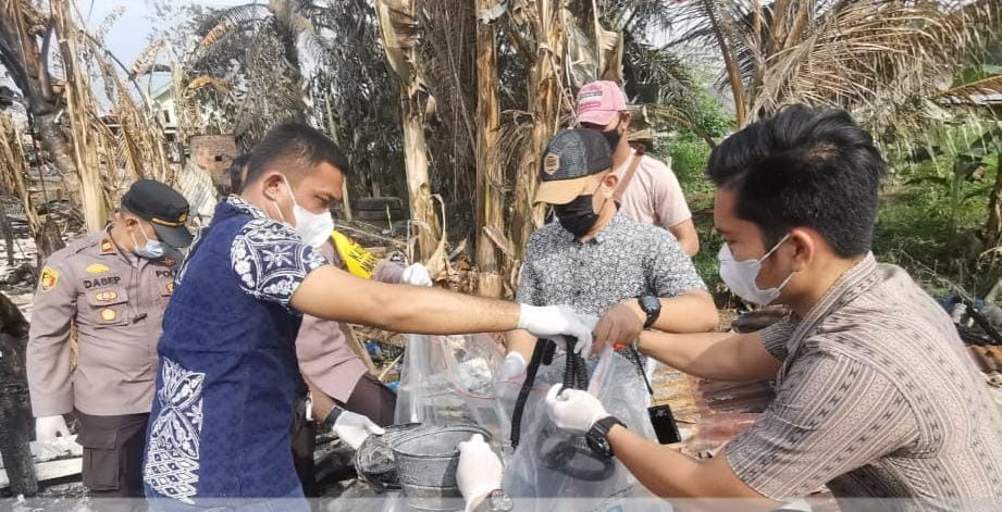 Polisi melakukan olah TKP