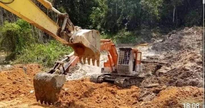 Alat berat yang beropersi di lokasi PETI di Bungo