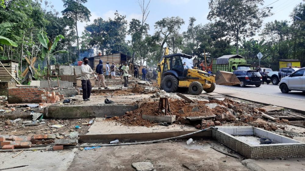 Alat berat yang dikerahkan PO PP Kota Jambi untuk meratakan lapak pedagang Pal IX
