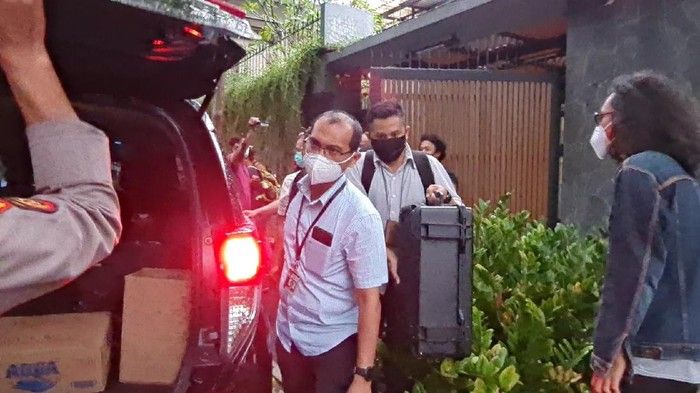 Penyidik KPK Bawa 2 Koper Usai Geledah rumah Ihsan Yunus.
