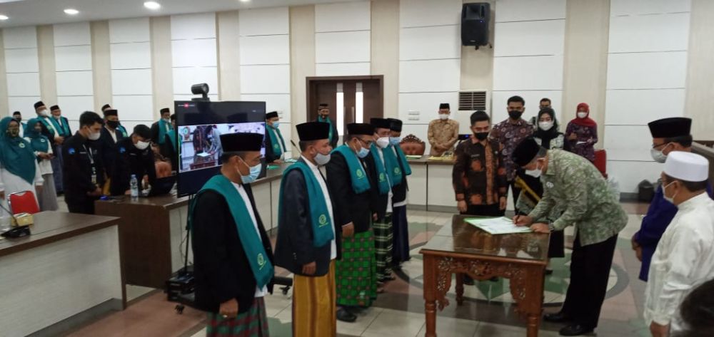 Walikota Jambi, Syarif Fasha kukuhkan pengurus Majelis Ulama Indonesia (MUI) Kota Jambi masa khidmat 2021-2026 serta membuka Rapat Kerja Daerah (Rakerda) I MUI Kota Jambi, di Ruang Pola Kantor Walikota Jambi, Sabtu (27/02). 