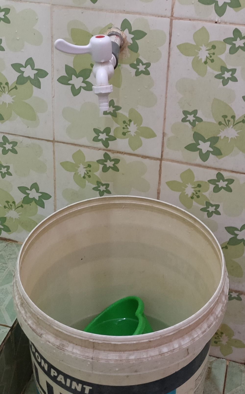 Ember penampungan air milik mahasiswa Unja yang tinggal di Jaluko selalu kosong.