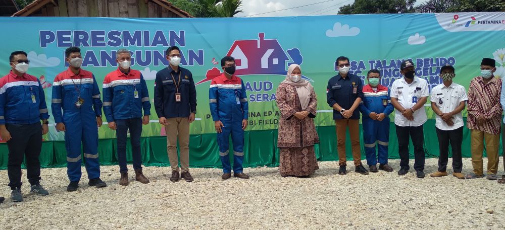 Bupati Muarojambi foto bersama pihak Pertamina.
