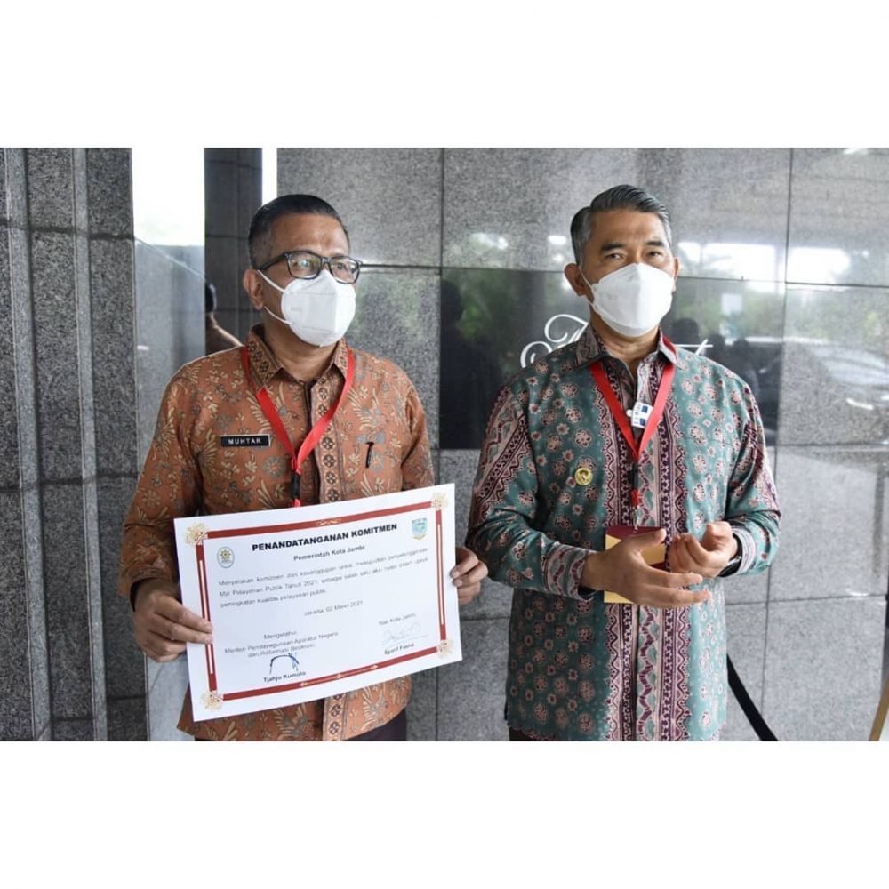 Wali Kota Jambi Dr. H. Syarif Fasha, ME menandatangani komitmen pembangunan Mal Pelayanan Publik (MPP) yang disaksikan Menteri Pendayagunaan Aparatur Negara dan Reformasi Birokrasi (PANRB) Tjahjo Kumolo serta Menteri Hukum dan HAM Yasonna Laoly, bertempat di Fairmont Hotel Jakarta (2/3/2021).
