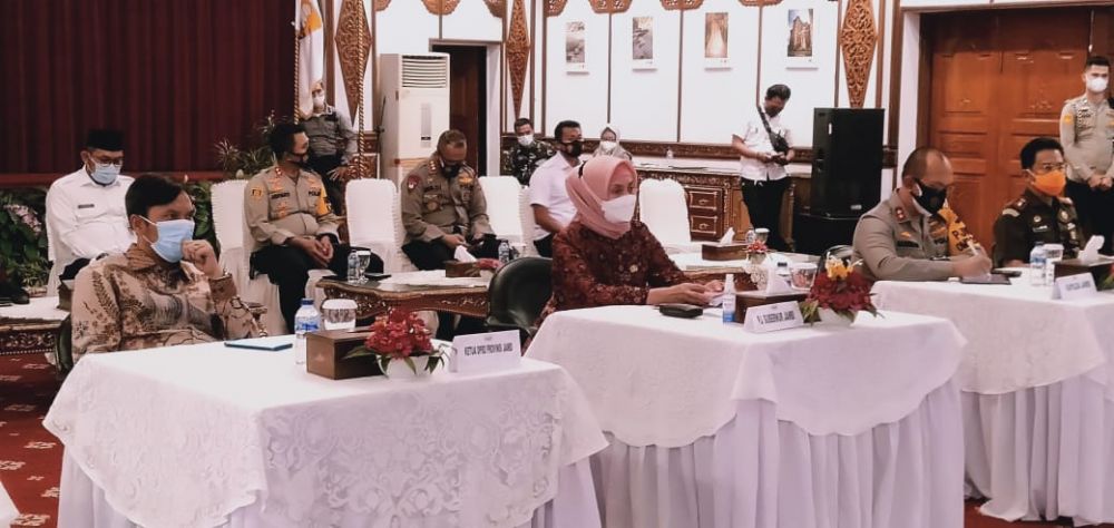 Ketua DPRD Provinsi Jambi, Edi Purwanto turut menghadiri Rakornas bersama Presiden RI Joko Widodo melalui virtual terkait penanggulangan bencana 2021. Kegiatan itu dilangsungkan di Rumah Dinas Gubernur Jambi, Rabu (3/3/2021).