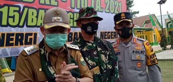 Wabup BBS memberikan keterangan pada wartawan.