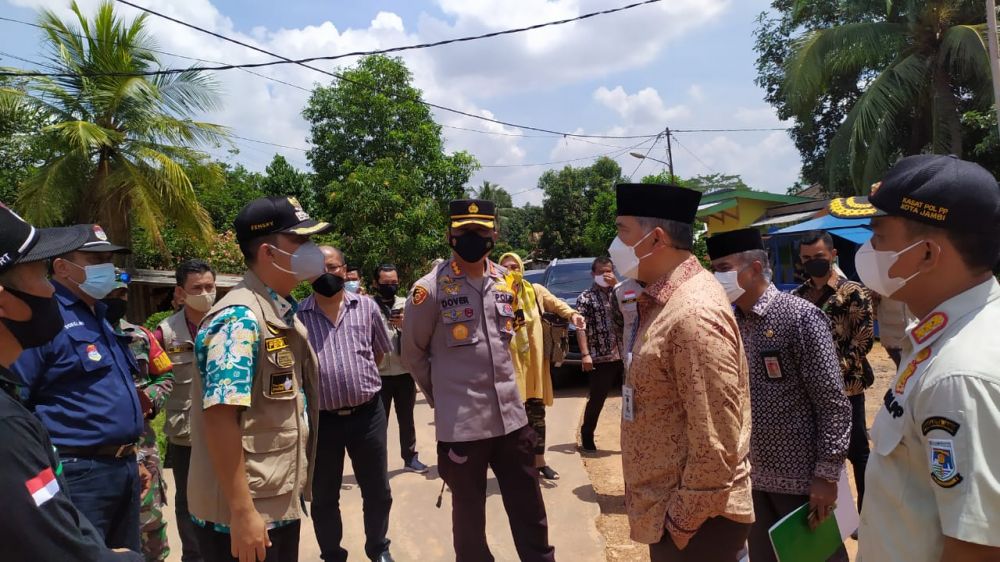 Fasha melihat lokasi pemblokiran jalan.