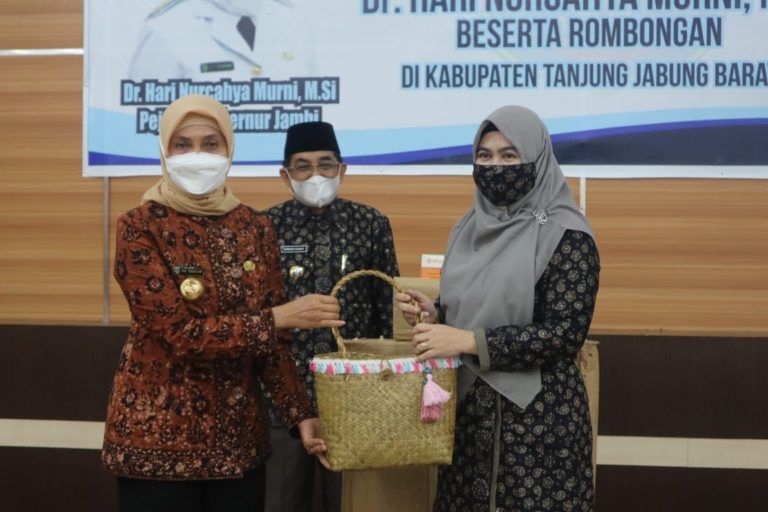 Penyerahan Cindera mata.