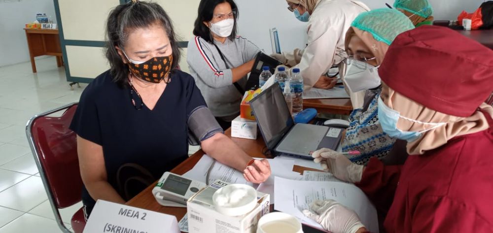 Salah seorang lansia yang diberi vaksin