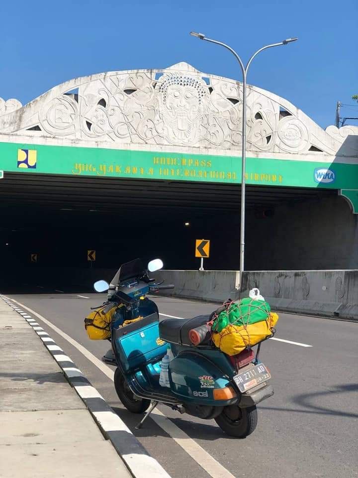 Dengan Vespa Excel inilah M Hasani melakukan touring solo Jambi-Jogja.