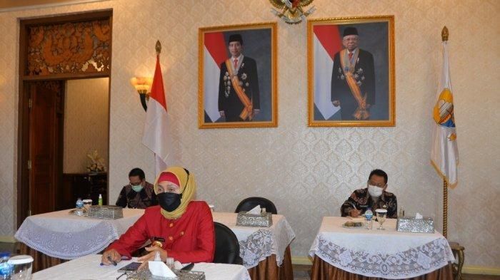 Penjabat (Pj) Gubernur Jambi Dr. Hari Nur Cahya Murni mengikuti Rapat Koordinasi Teknis Perencanaan Pembangunan (Rakortekrenbang) secara daring dari Auditorium Rumah Dinas Gubernur Jambi, Kamis (25/2).