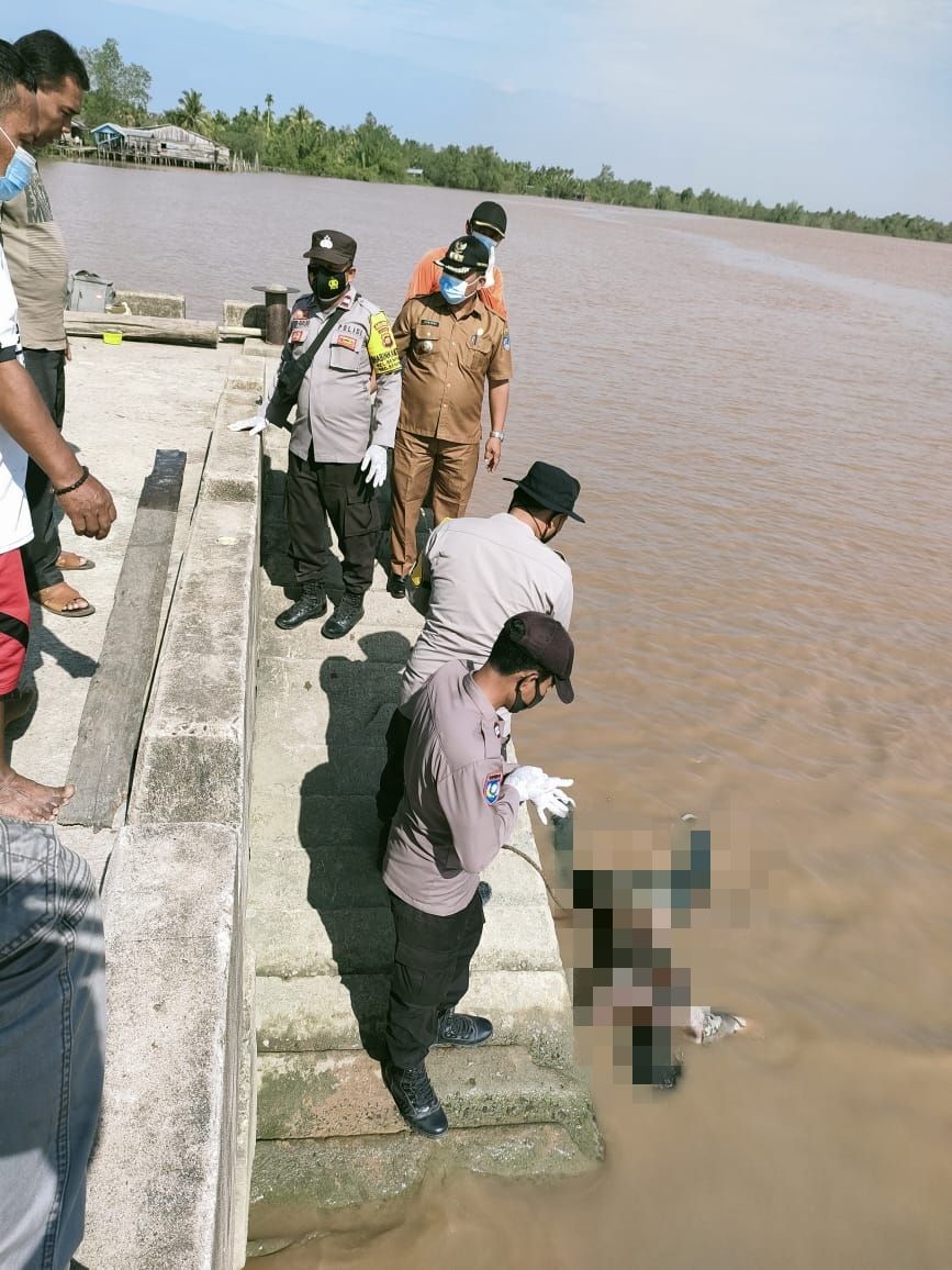 Warga menarik mayat yang ditemukan mengapung.