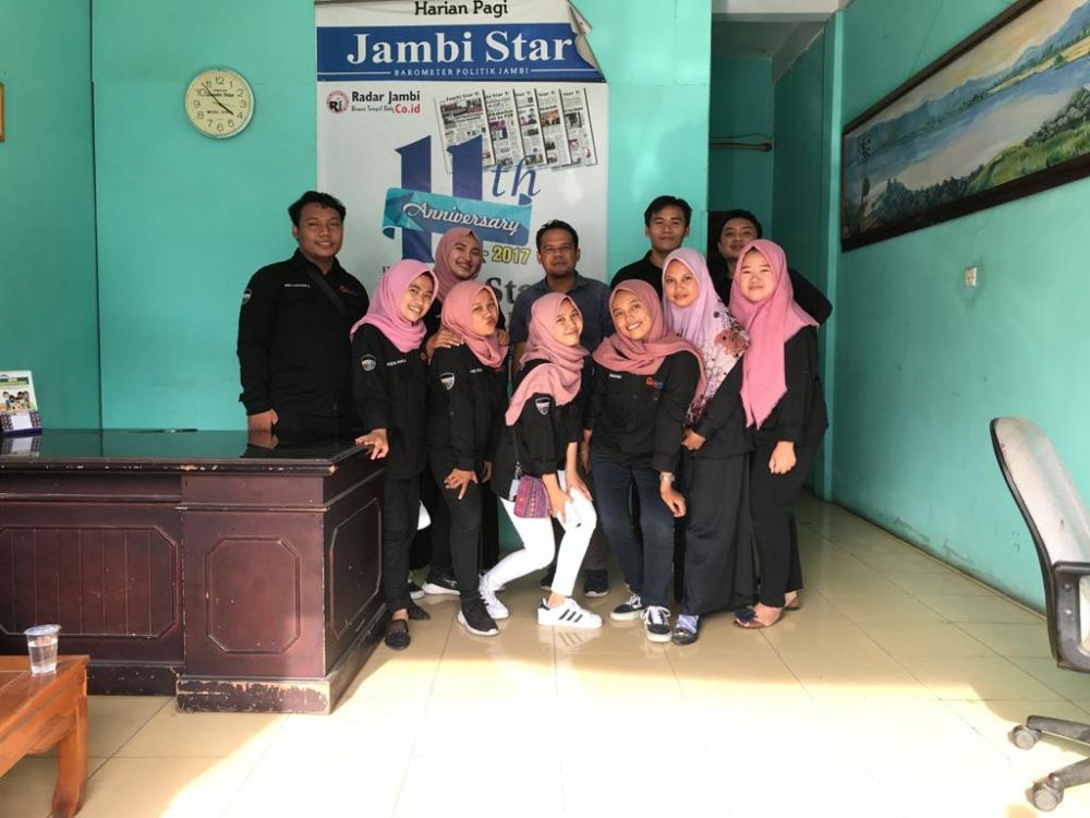Foto bersama Mahasiswa yang magang di Harian Jambi Stars.