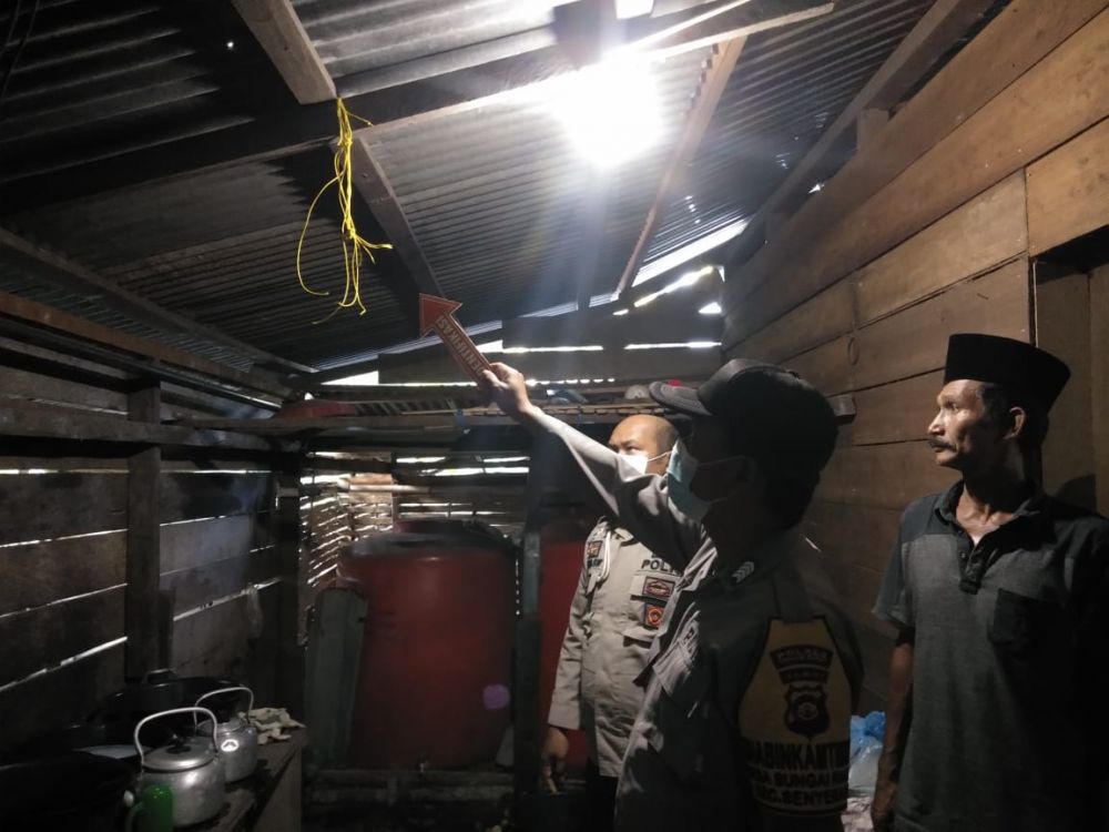 Polisi melakukan olah TKP