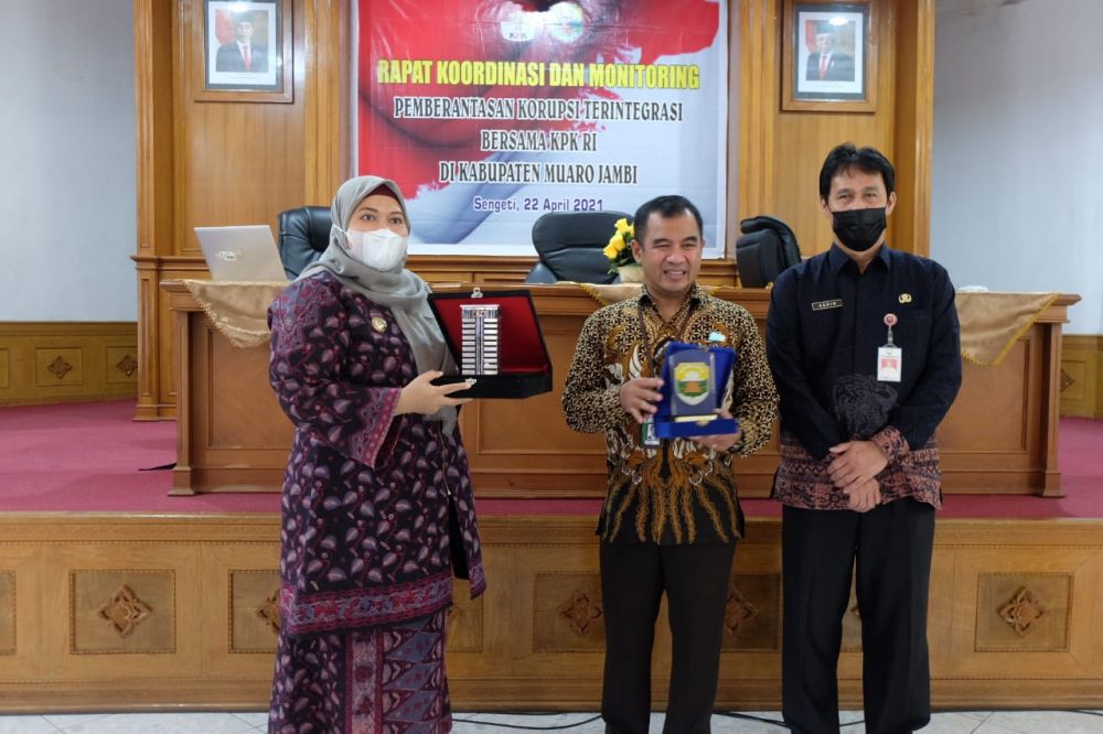 Bupati Masnah bersama tim KPK RI