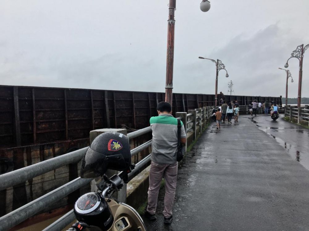 Titian Orang Kayu yang ditabrak tongkang
