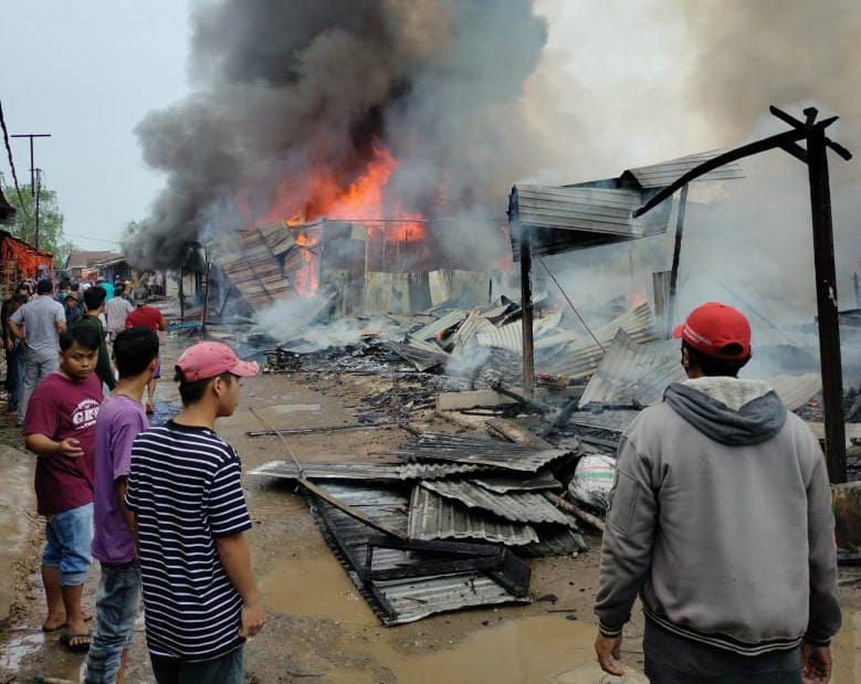 Bangunan rumah dan ruko yang terbakar.