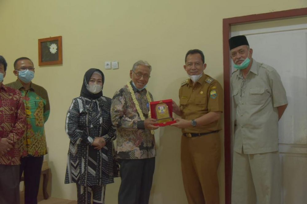 Wabup BBS bertukar cinderamata