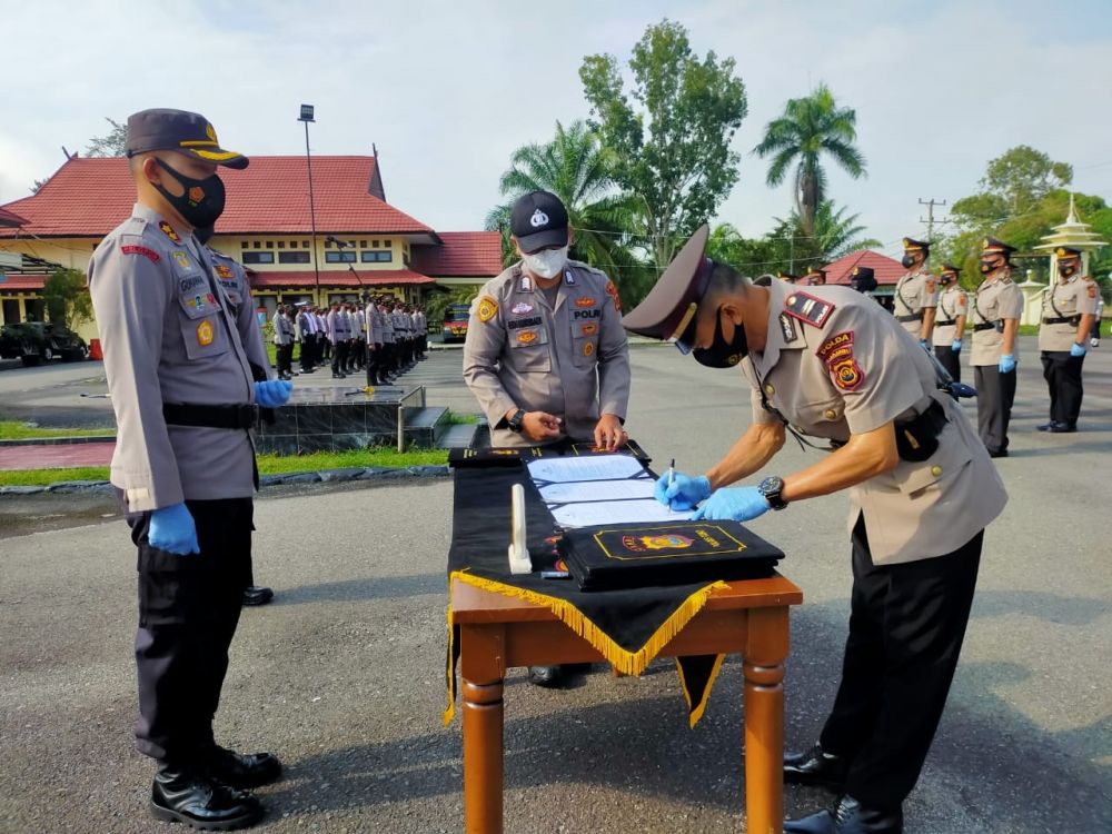 Kapolres menyaksikan penandatangan berita acara sertijab