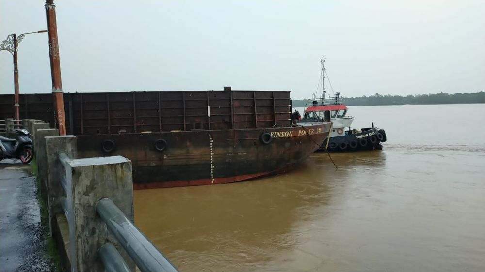 Tongkang yang menabrak jembatan Titian Orang Kayo Rajo
