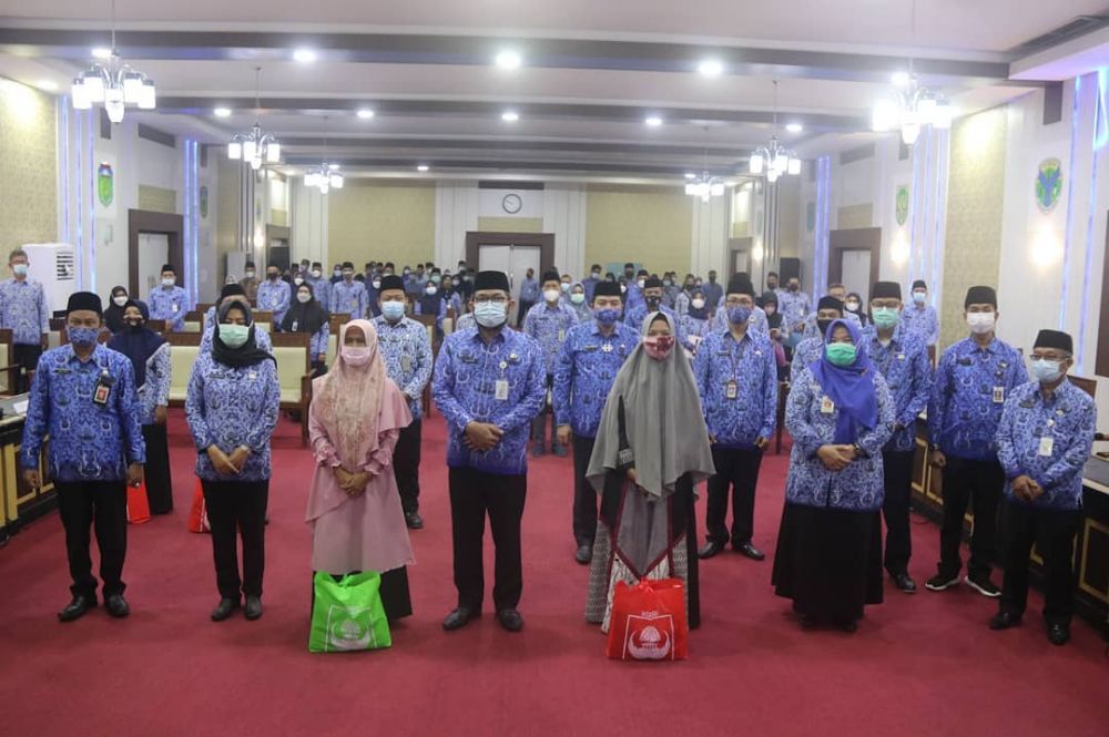 Sekda Provinsi Jambi H. Sudirman, SH.MH memberikan bingkisan Hari Raya Idul Fitri 1442 H, kepada seluruh Pegawai Negeri Sipil (PNS) Golongan I dan II di lingkup Pemerintah Provinsi Jambi 
