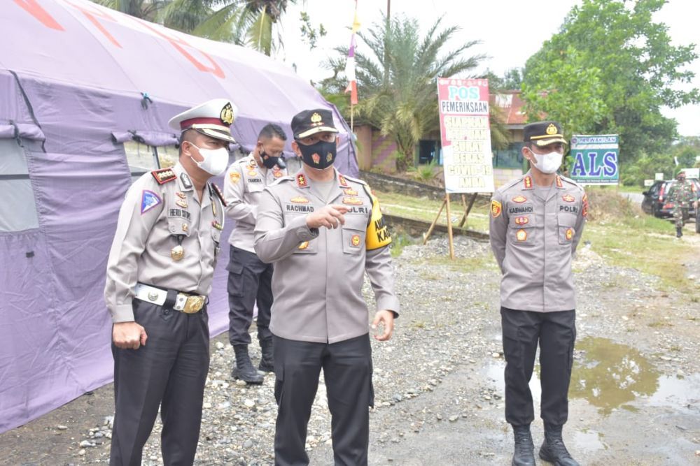 Dirlantas Polda Jambi Kombes Pol Heru Sutopo mendampingi Kapolda Jambi Irjen Pol A Rachmad Wibowo memantau pos penyekatan mudik perbatasan Jambi Sumbar di Kabupaten Bungo