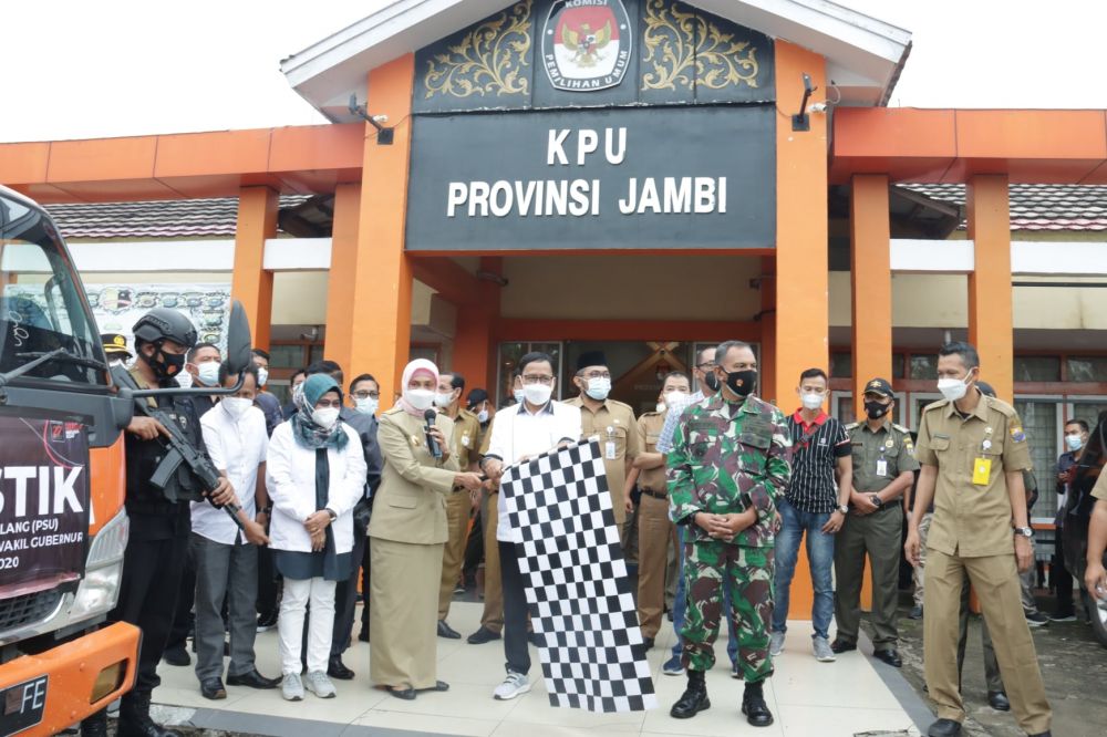 Komisi Pemilihan Umum Provinsi Jambi distribusikan logistik pemungutan suara ulang (PSU) Pemilihan Gubernur Jambi 2020 ke lima kabupaten dan kota yang melaksanakan PSU.