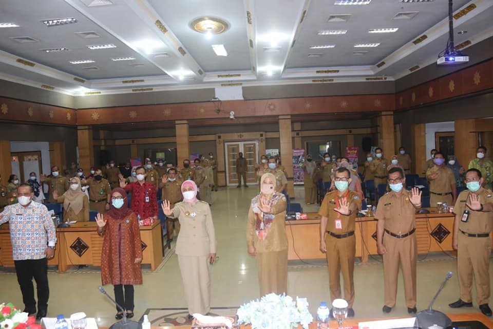 Rapat Penilaian Kinerja Upaya Pencegahan dan Penurunan stunting Kabupaten/kota se-Provinsi Jambi Tahun 2021, bertempat di ruang Sepucuk Jambi Sembilan Lurah, Selasa (25/05/2021).