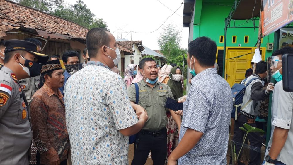Ketua KPU Muarojambi memberikan penjelasan ke warga