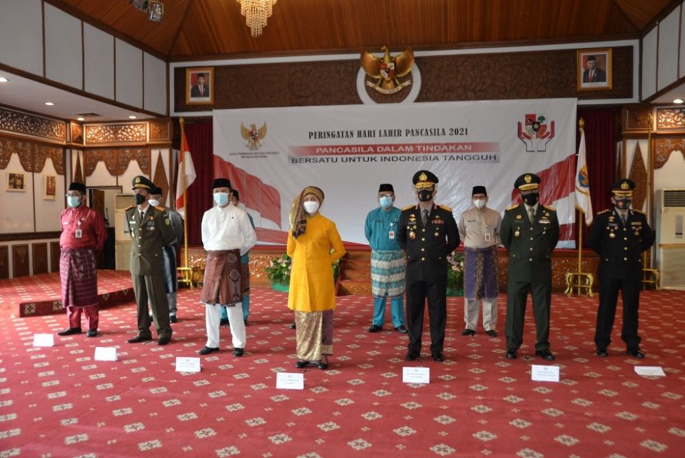  Pj. Gubernur Jambi Dr. Hari Nur Cahya Murni, M.Si mengikuti secara virtual upacara peringatan Hari Lahir Pancasila