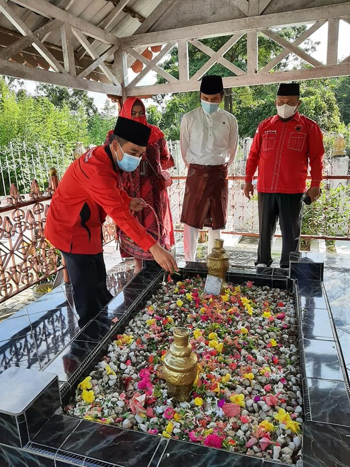 Anggota dewan Muarojambi melakukan tabur bunga di Makam Pahlawan