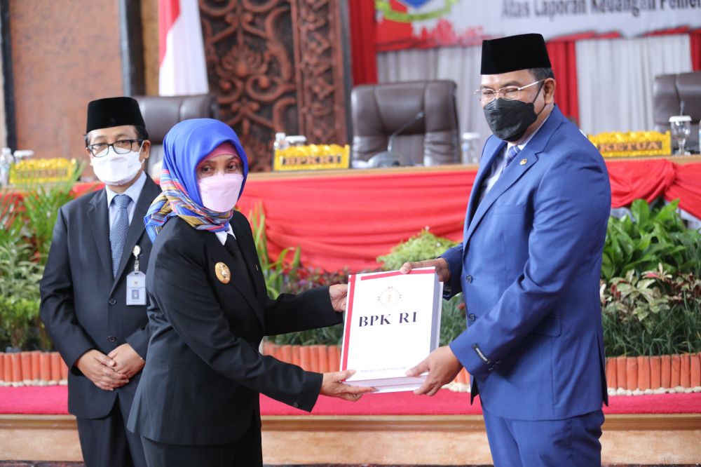 Penyerahan LHP Oleh  Anggota V BPK RI   Prof  Dr  Bahrullah Akbar Ke Pj Gubernur Jambi