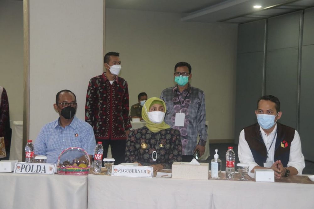 Pj.Gubernur Jambi Dr. Hari Nur Cahya Murni, M.Si, menghadiri langsung rapat pleno terbuka rekapitulasi dan penetapan perhitungan hasil suara ulang tingkat Provinsi Pemilihan Gubernur dan Wakil Gubernur Jambi Tahun 2020 Pasca Putusan Mahkamah Konstitusi, Kamis (3/6) bertempat di hotel O2 Weston.