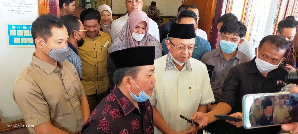 Wawancara H Haris dan H Cek Endra di Rumdis Bupati Sarolangun, Jum'at (04/06) sekitar pukul 11.35 WIB 