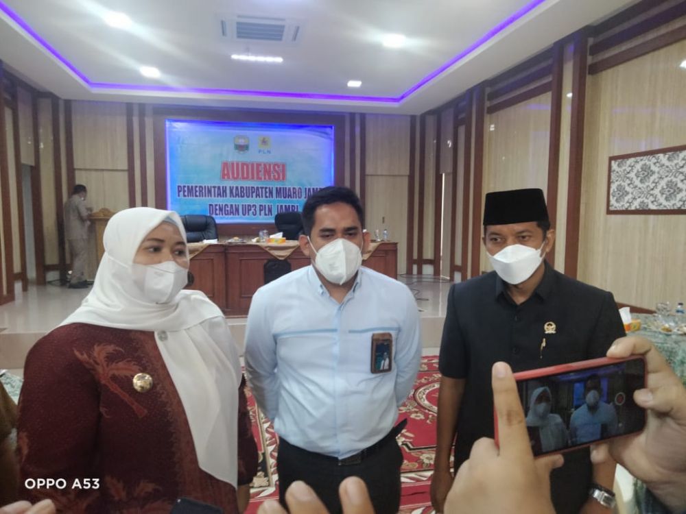 Robinson Sirait mendampingi Bupati Muarojambi Hj Masnah Busyroh dan perwakilan PLN.