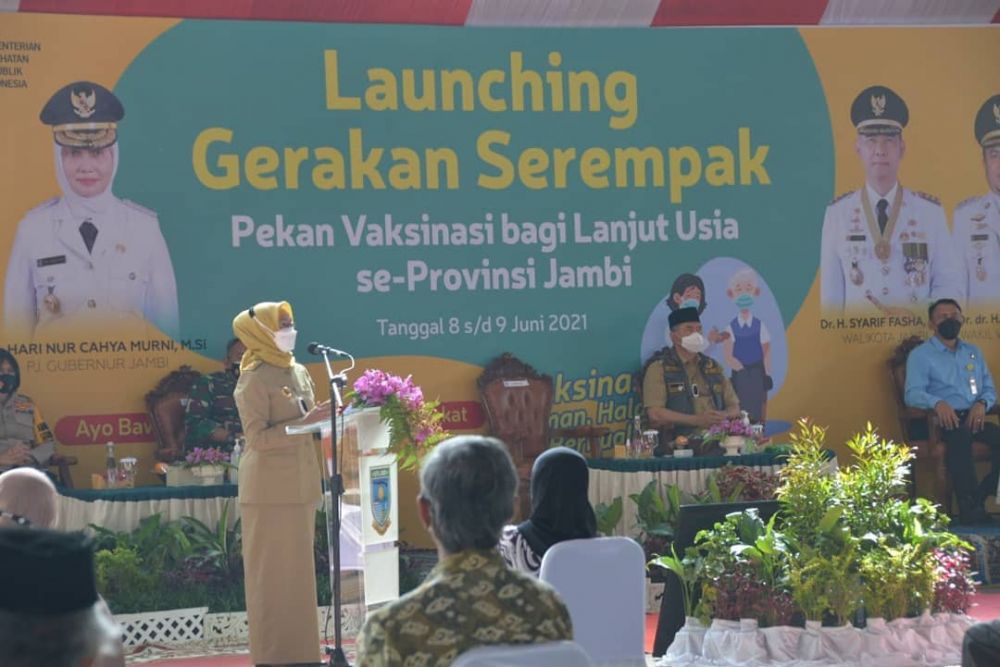 Gerakan Serempak Pekan Vaksin Lansia Serentak se-Provinsi Jambi bertempat di Lapangan Tenis Indor Dinas Pendidikan Kota Jambi, Selasa pagi (08/06/2021) pagi.