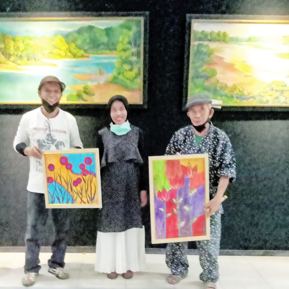 Erlinda Herawati Harahap (Guru SD Kota Jambi)  berpartisipasi pameran lukisan pendamping.