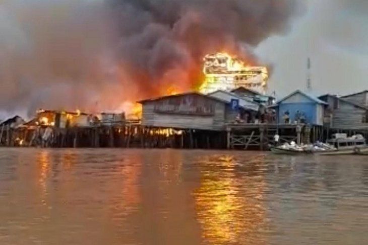 Kebakaran besar yang terjadi di perkampungan diatas air Mendahara Tengah, Kabupaten Tanjujabung (Tanjab) Timur, Selasa (8/6/2021) sekitar pukul 04.30 WIB.
