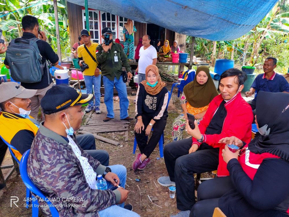 Ketua DPRD Provinsi Jambi Edi Purwanto vidio Video Call langsung dengan Mensos ibu Risma melaporkan kebakaran di Mendahara Tengah, Tanjung Jabung Timur, dan didampingi Wabup dan Kades Nurhidayah setempat. 