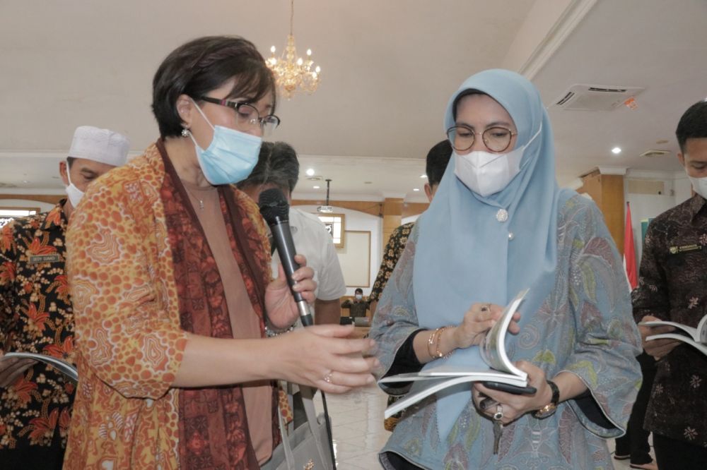 Asisten Bupati Muaro Jambi bidang Perekonomian dan Pembangunan, Erlina, didampingi Direktur Pendidikan Dasar Tanoto Foundation, Margaretha Ari Widowati, mengunjungi stan galeri pendidikan Program PINTAR Tanoto Foundation.