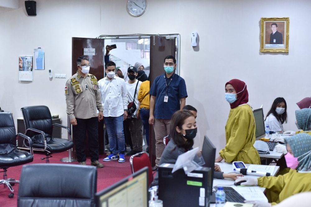 Walikota Jambi, Syarif Fasha melakukan pemantauan pelaksanaan gerakan 1 Juta Vaksinasi di 18 titik lokasi yang ada di Kota Jambi, Sabtu (26/06).