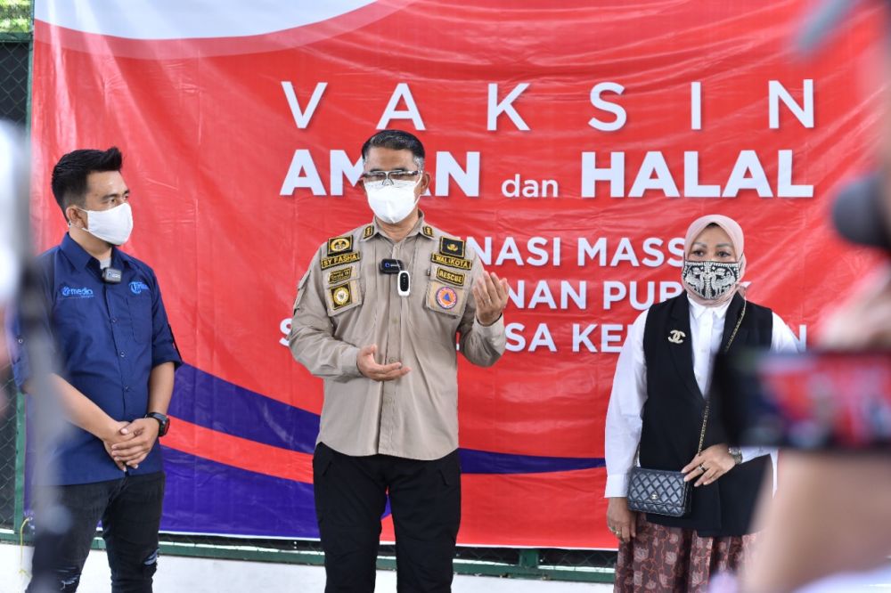 Wali Kota Jambi Syarif Fasha meninjau pelaksanaan vaksinasi pada gerakan satu juta vaksinasi COVID-19 satu hari, Sabtu (26/6/2021).