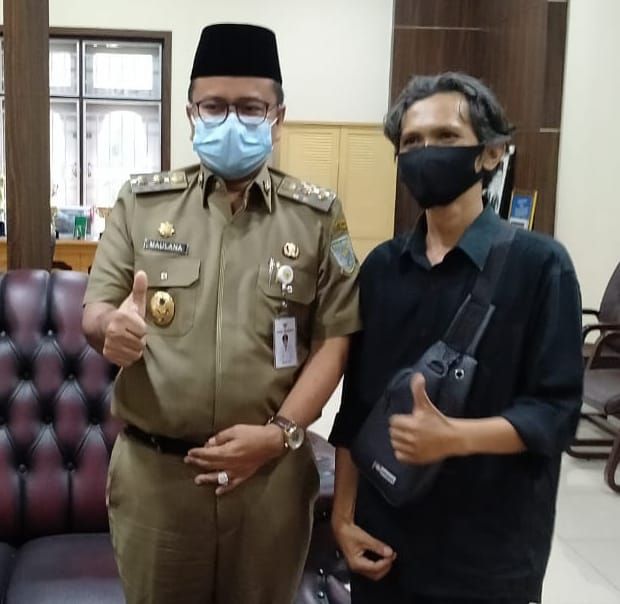 Penyair Jambi Yupnical Saketi  Baca Puisi diruang kerja Dr.dr.H. Maulana MKM (wakil walikota Jambi)