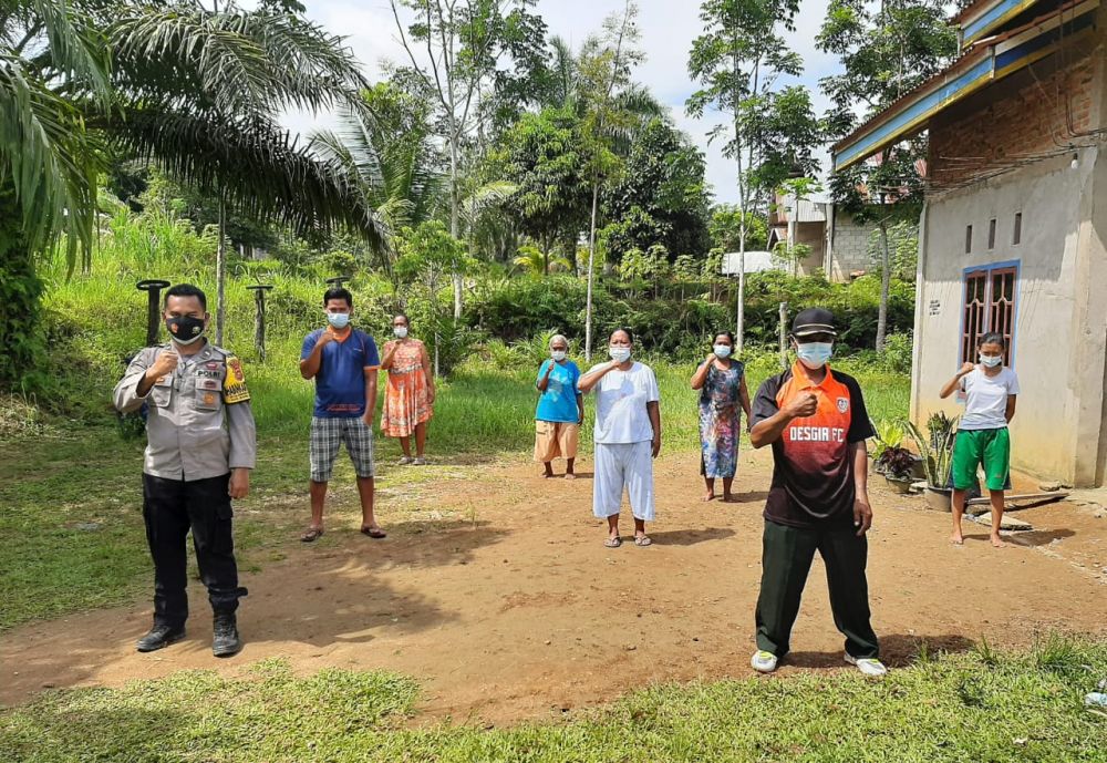 Aipda Dadan saat mengajak warga yang isoman senam pagi