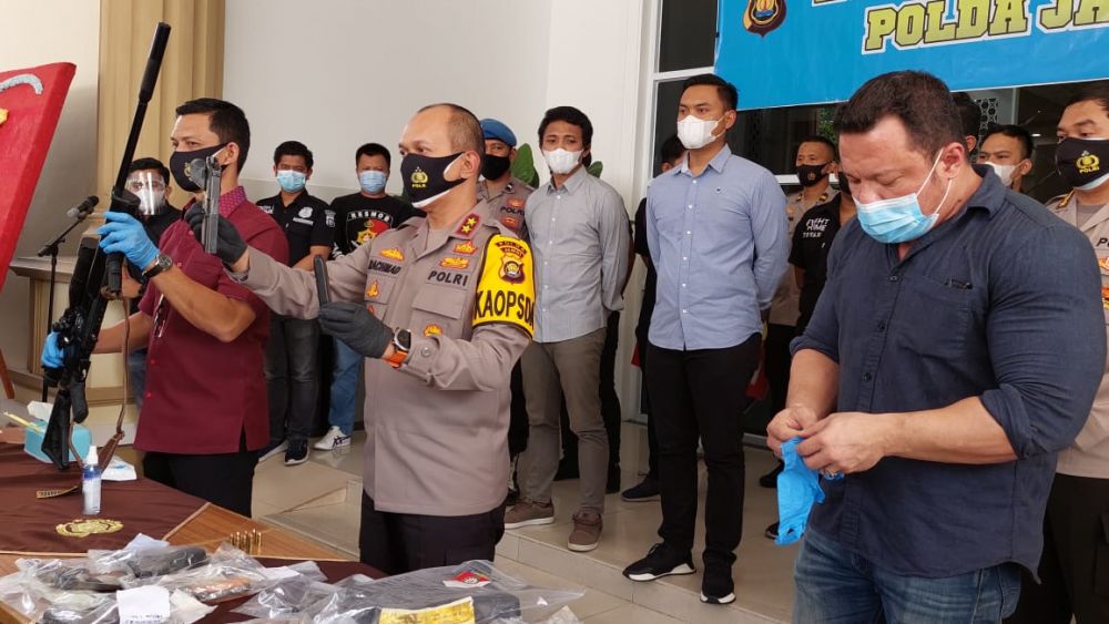 Kapolda Jambi Irjen Pol A. Rachmad Wibowo  memperlihatkan barang bukti yang disita
