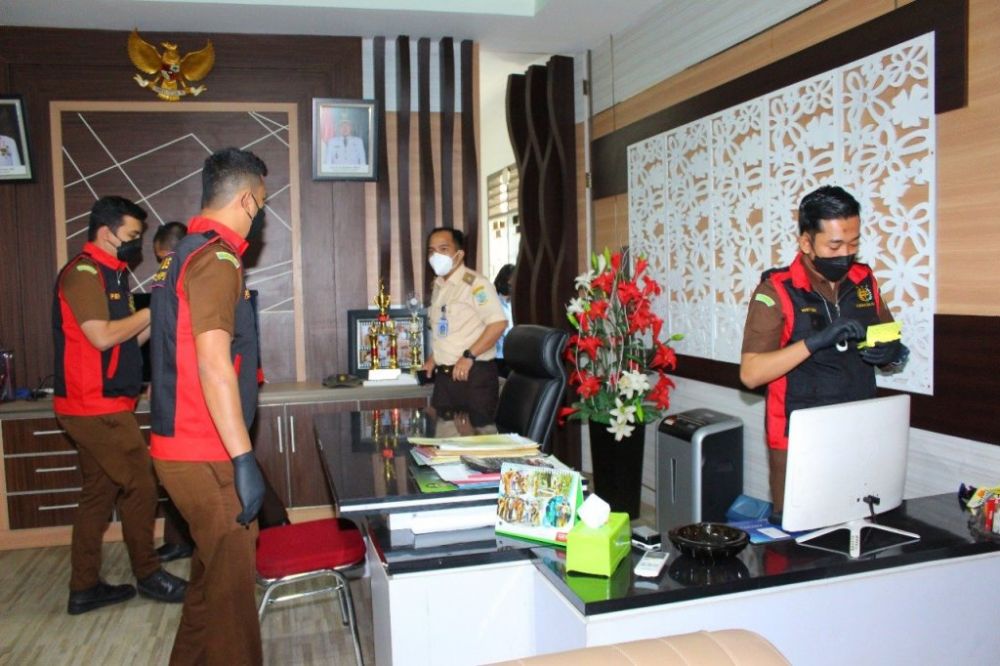 Penyidik Kejari melakukan pemeriksaan