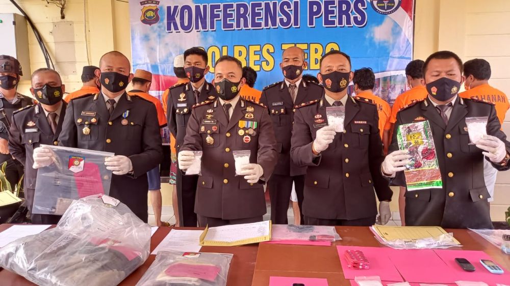 Kapolres Tebo memperlihatkan barang bukti kejahatan.
