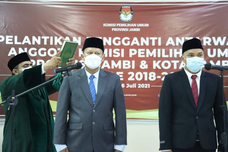 Suparmin saat dilantik PAW KPU Provinsi Jambi bersama Arief Lesmana Yoga, S.TP Komisi Pemilihan Umum Kota Jambi